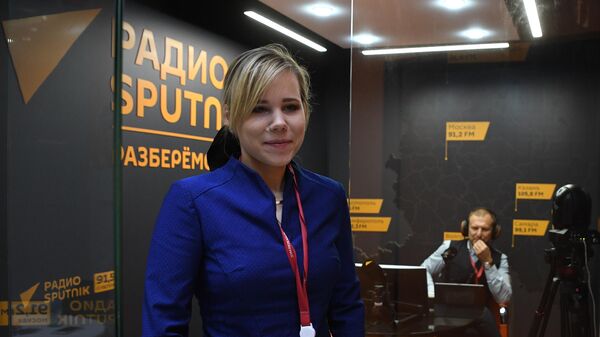 Nhà báo, nhà khoa học chính trị Daria Dugina trong phòng thu đài Sputnik - Sputnik Việt Nam