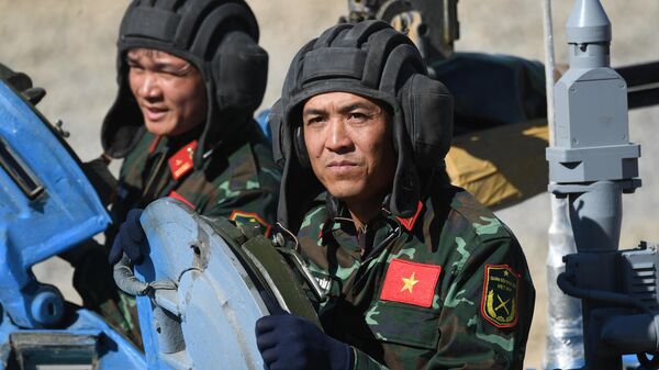 Các quân nhân của đội tuyển Việt Nam trước thềm trận đua bán kết của cuộc thi xe tăng Tank Biathlon 2022 tại thao trường huấn luyện quân sự Alabino, Tỉnh Matxcova. - Sputnik Việt Nam