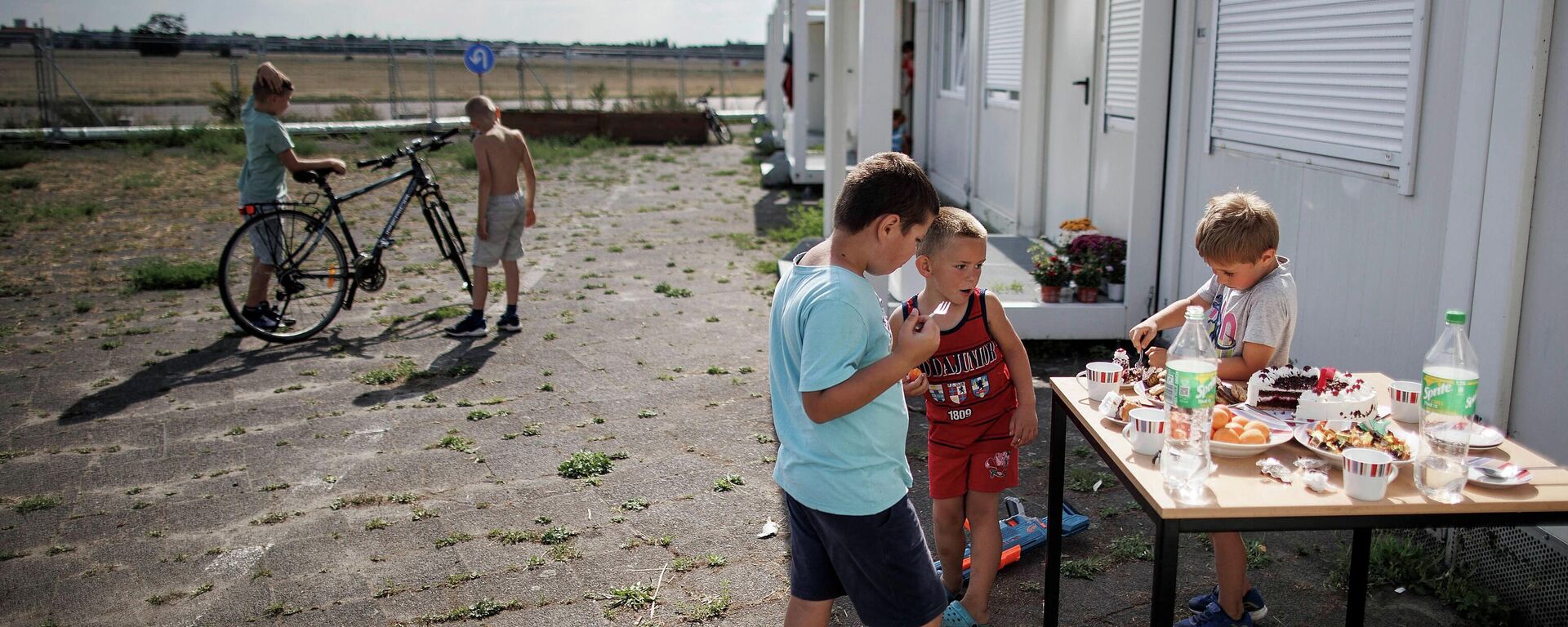 Trẻ em trong trại tại sân bay Tempelhof cũ ở Berlin, nơi những người tị nạn từ Ukraina sinh sống - Sputnik Việt Nam, 1920, 25.08.2022