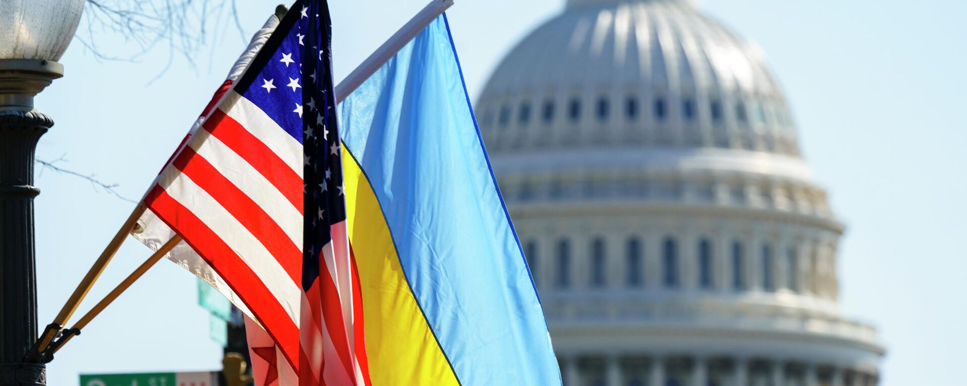 Cờ của Ukraina và Hoa Kỳ tại tòa nhà Capitol ở Washington - Sputnik Việt Nam, 1920, 18.04.2024
