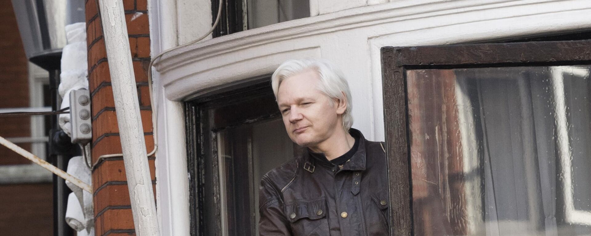 Đồng sáng lập WikiLeaks, Julian Assange bước lên ban công của đại sứ quán Ecuador ở London - Sputnik Việt Nam, 1920, 28.03.2024