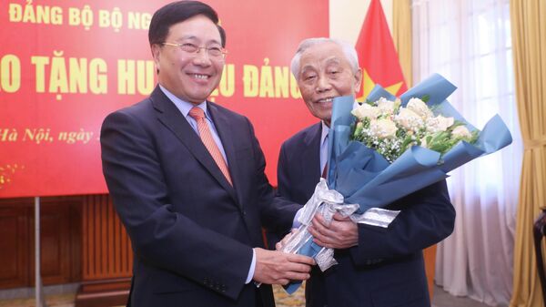Trao Huy hiệu 75 năm tuổi Đảng tặng nguyên Phó Thủ tướng Chính phủ Nguyễn Mạnh Cầm - Sputnik Việt Nam