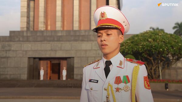 Tự hào chiến sỹ tiêu binh danh dự bên Lăng Bác - Sputnik Việt Nam