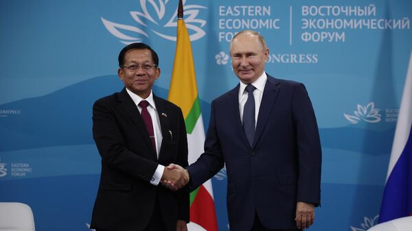 Tổng thống Liên bang Nga Vladimir Putin và Thủ tướng Myanmar Min Aung Hlaing - Sputnik Việt Nam