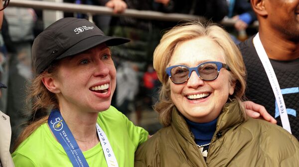 Cựu Ngoại trưởng Mỹ Hillary Clinton với con gái Chelsea Clinton - Sputnik Việt Nam
