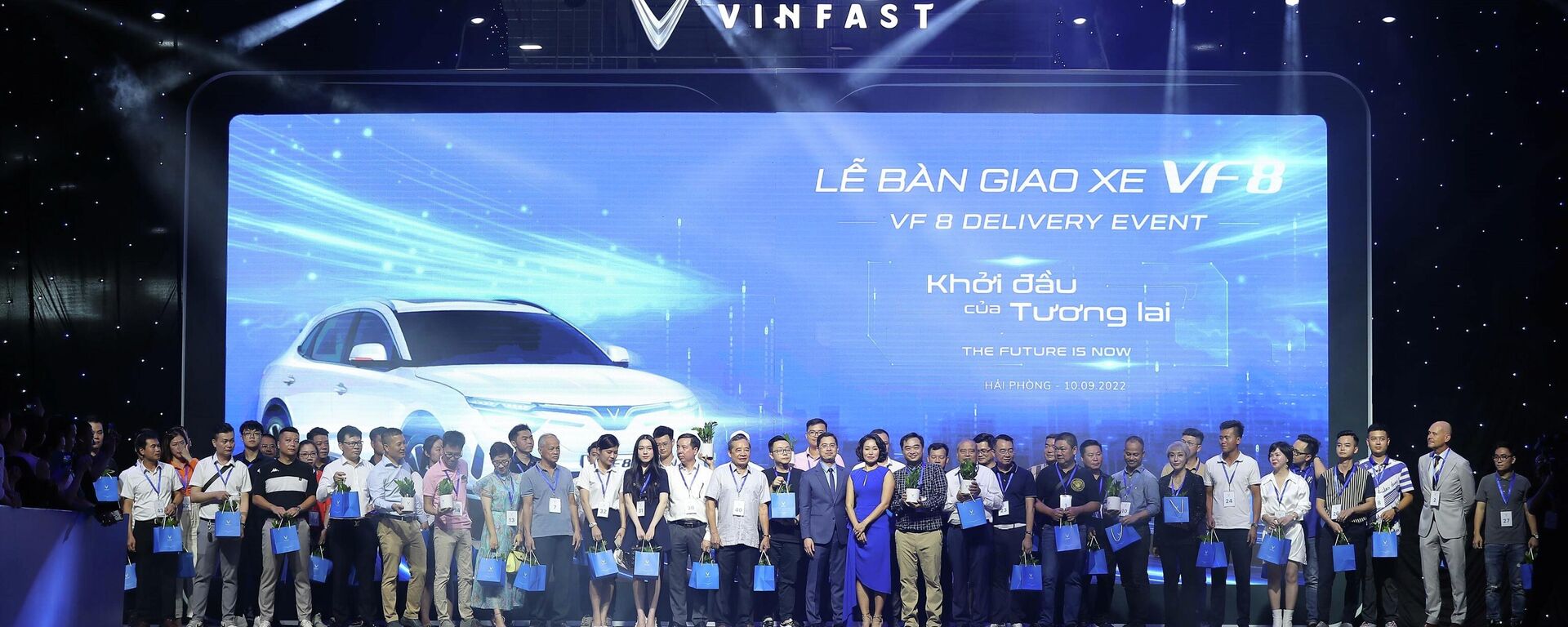 VinFast bàn giao 100 ô tô điện VF 8 đầu tiên, chuẩn bị xuất khẩu ra quốc tế - Sputnik Việt Nam, 1920, 31.10.2022