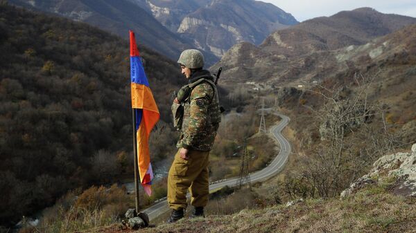 Một người Armenia với lá cờ Nagorno-Karabakh trên biên giới mới với vùng Kalbajar - Sputnik Việt Nam