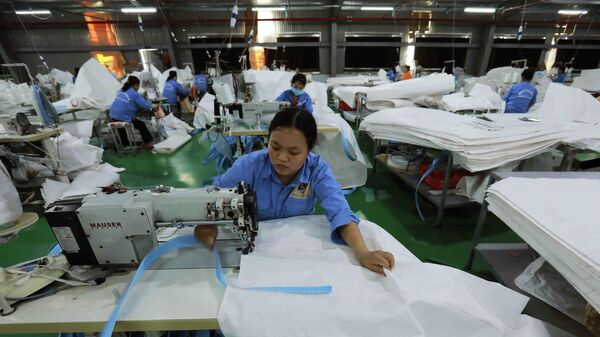 May bao jumbo phục vụ xuất khẩu tại nhà máy của Công ty Cổ phần bao bì Sông La Xanh. - Sputnik Việt Nam