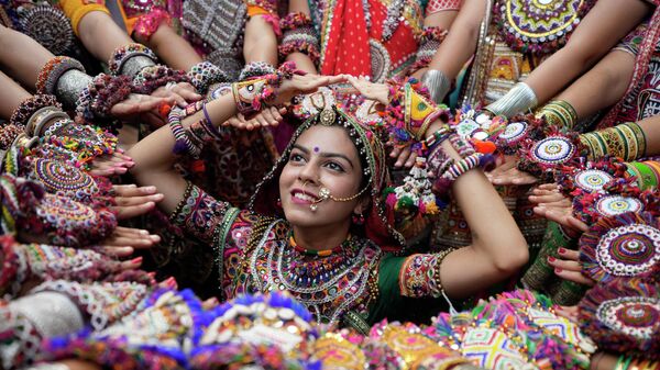 Người phụ nữ trong trang phục truyền thống biểu diễn vũ điệu Gujarat ở Ahmedabad, Ấn Độ - Sputnik Việt Nam