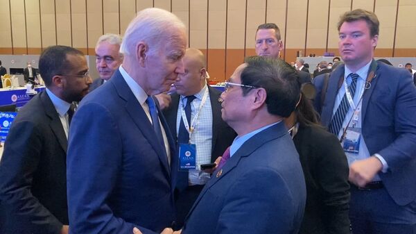 Thủ tướng Phạm Minh Chính trao đổi với Tổng thống Hoa Kỳ Joe Biden bên lề Hội nghị cấp cao ASEAN - Sputnik Việt Nam