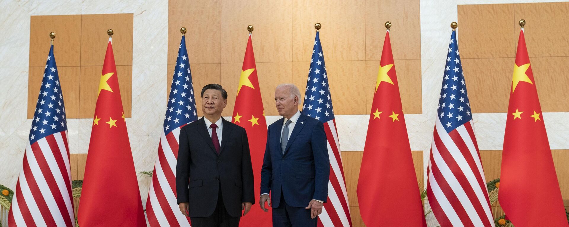 Cuộc gặp của Tổng thống  Hoa KỳJoe Biden và Chủ tịch CHND Trung Hoa Tập Cận Bình bên lề hội nghị G20 tại Indonesia - Sputnik Việt Nam, 1920, 04.04.2024
