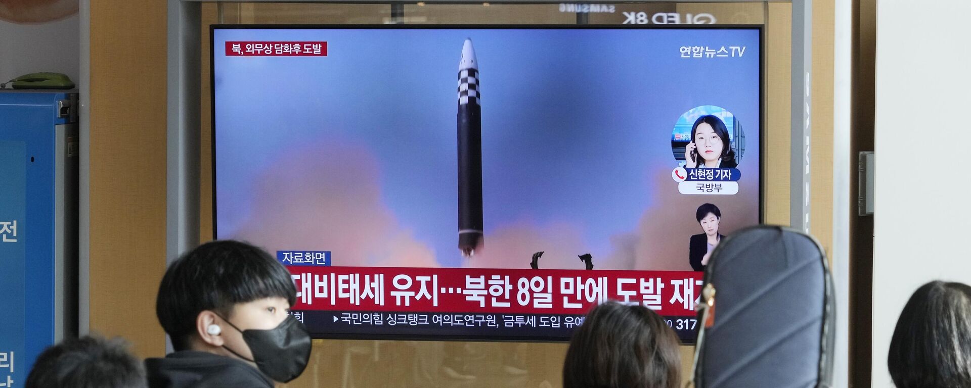 Phát sóng vụ thử tên lửa của Triều Tiên trên màn hình TV tại một nhà ga xe lửa ở Seoul - Sputnik Việt Nam, 1920, 13.06.2023