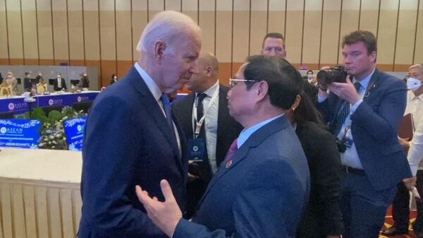 Thủ tướng Phạm Minh Chính trao đổi với Tổng thống Hoa Kỳ Joe Biden bên lề Hội nghị cấp cao ASEAN - Sputnik Việt Nam