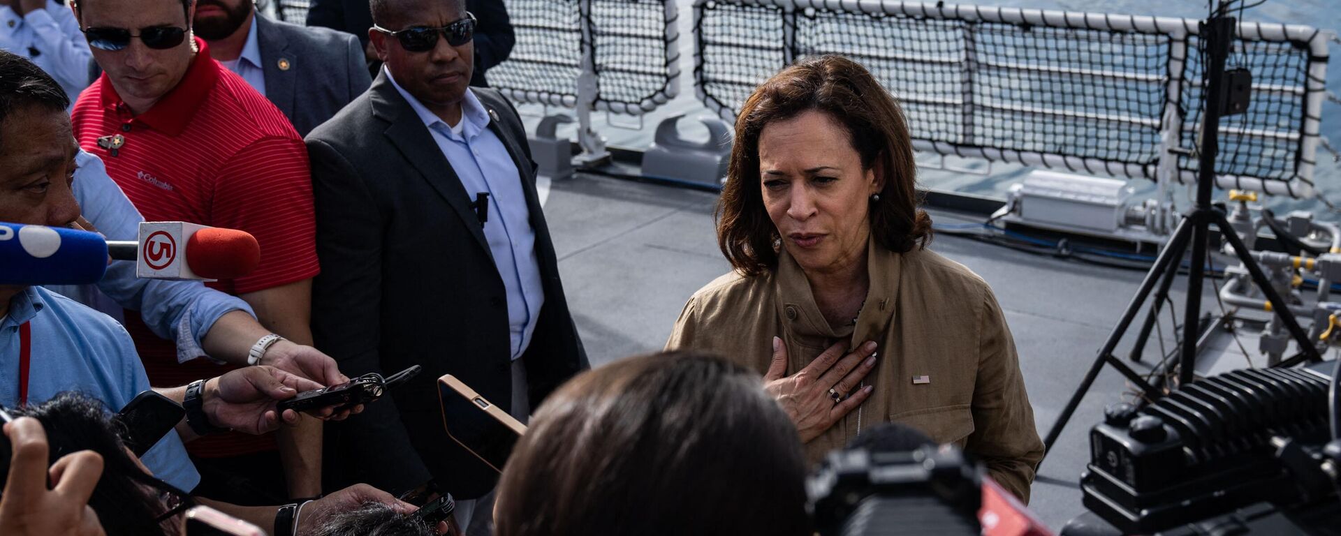 Phó Tổng thống Hoa Kỳ Kamala Harris đứng trên con tàu tuần tra của Philippines đang thả neo ở Puerto Princesa thuộc tỉnh Palawan - Sputnik Việt Nam, 1920, 22.11.2022