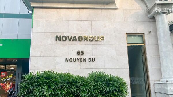 Biển báo trước cổng văn phòng NovaGroup - Sputnik Việt Nam