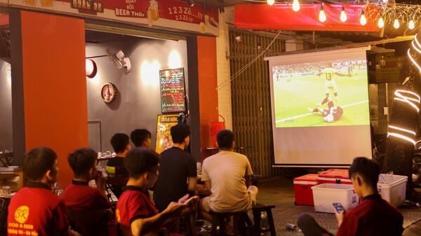Người dân Đà Nẵng hào hứng theo dõi trận đấu đầu tiên của giải qua truyền hình trực tiếp giữa đội chủ nhà Qatar gặp đội Ecuador sau lễ khai mạc. - Sputnik Việt Nam