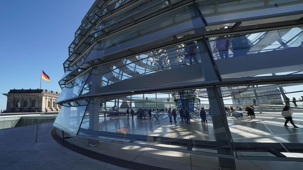 Một mái vòm kính hiện đại được xây dựng trên đỉnh của tòa nhà Reichstag được tái thiết ở Berlin. - Sputnik Việt Nam