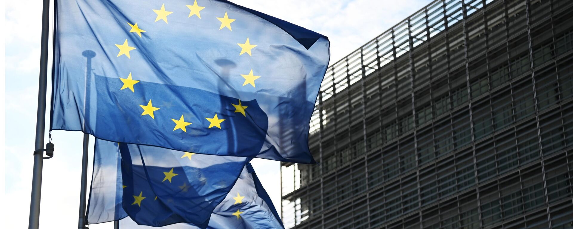 Những lá cờ có biểu tượng của Liên minh châu Âu tại tòa nhà của Ủy ban châu Âu ở Brussels - Sputnik Việt Nam, 1920, 09.02.2023