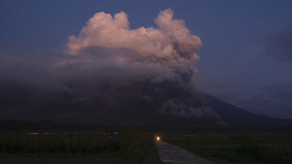 Sự phun trào của núi lửa Semeru ở đảo Java, Indonesia - Sputnik Việt Nam