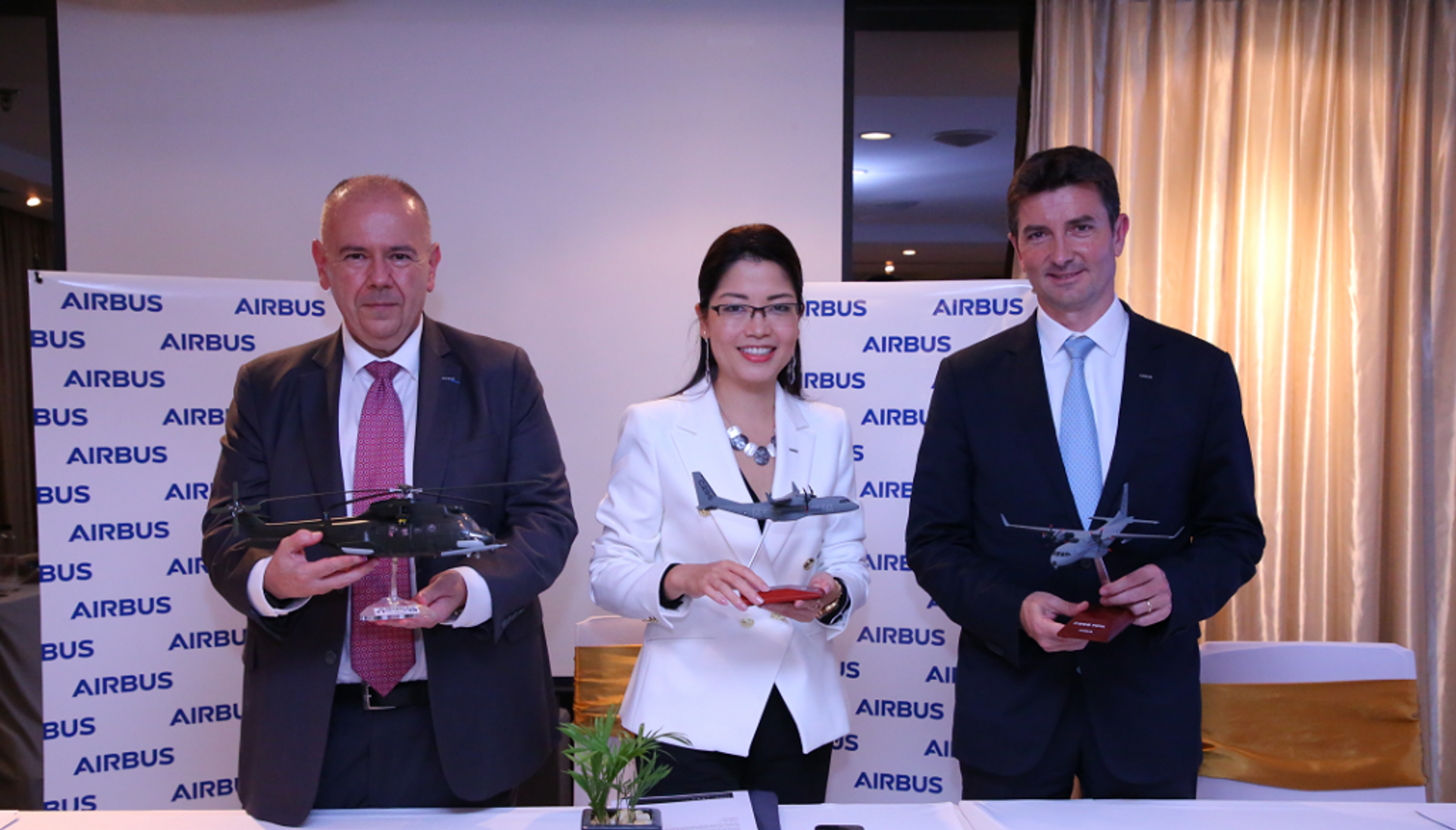 Tổng Giám đốc Kinh doanh và Tiếp thị Airbus Helicopters Fabrice Rochereau, Tổng Giám đốc Airbus Việt Nam Hoàng Trí Mai và Tổng Giám đốc Quốc phòng và Hàng không vũ trụ Airbus Châu Á Thái Bình Dương Johan Pelissier - Sputnik Việt Nam, 1920, 07.12.2022