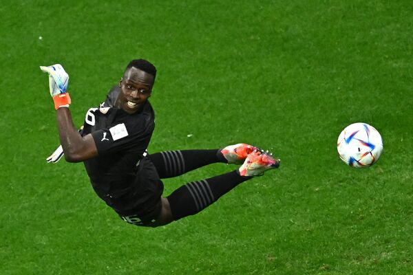 Thủ môn Senegal Édouard Mendy trong trận đấu thuộc vòng 16 Giải vô địch bóng đá thế giới 2022 tại Qatar giữa Anh và Senegal. - Sputnik Việt Nam