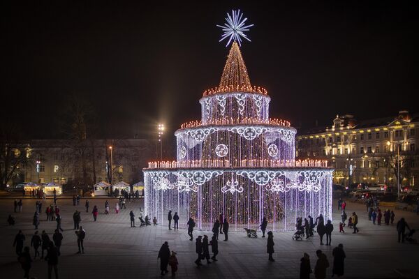 Cây thông Noel bánh ga tô ở Vilnius, Litva. - Sputnik Việt Nam