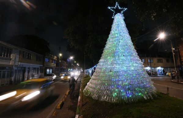 Cây thông Noel tái chế được trang trí trên đường phố ở Bogota, Colombia. - Sputnik Việt Nam