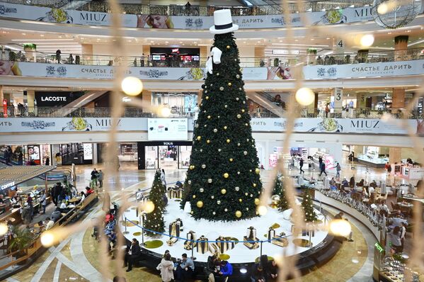 Cây thông Noel đội mũ tại trung tâm mua sắm và giải trí Afimall City ở Moscow. - Sputnik Việt Nam