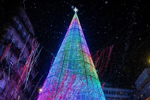 Cây thông Noel cực kỳ hiện đại ở quảng trường Porta do Sol ở Vigo, Tây Ban Nha. - Sputnik Việt Nam