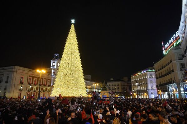 Người hâm mộ Ma-rốc ở quảng trường Puerta del Sol (Madrid) quanh cây thông Noel ăn mừng chiến thắng của đội tuyển nước họ với đội Tây Ban Nha tại Giải vô địch bóng đá thế giới ở Qatar. - Sputnik Việt Nam