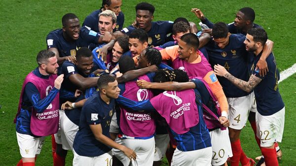 Các cầu thủ Pháp mừng rỡ sau khi ghi bàn thắng trong trận bán kết World Cup giữa Pháp và Morocco
 - Sputnik Việt Nam