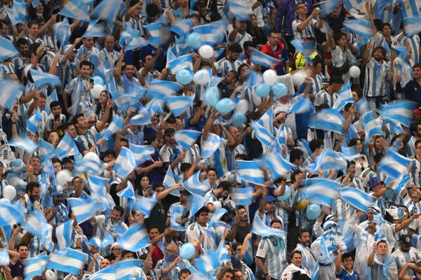 Fan hâm mộ đội tuyển quốc gia Argentina trước khi bắt đầu trận chung kết World Cup giữa Argentina và Pháp. - Sputnik Việt Nam
