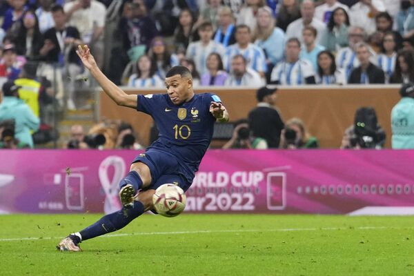 Danh thủ Kylian Mbappe của Pháp ghi bàn trong trận chung kết World Cup giữa Argentina và Pháp. - Sputnik Việt Nam