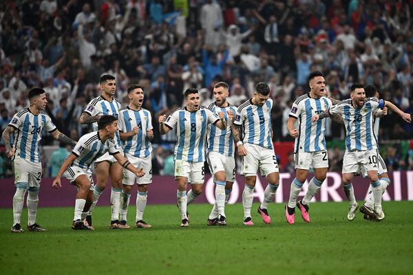 Các cầu thủ Argentina vui mừng chiến thắng trong trận chung kết World Cup giữa Argentina và Pháp. - Sputnik Việt Nam