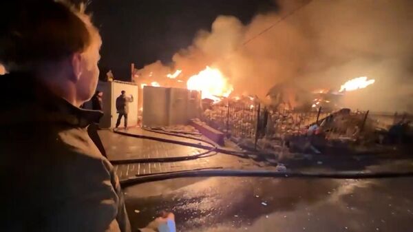 Cư dân Donetsk nói về đám cháy trong khu dân cư do bị Ukraina pháo kích - Sputnik Việt Nam