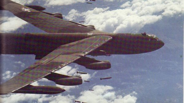 Máy bay ném bom B-52 đang thực hiện ném bom trải thảm trong chiến tranh Việt Nam - Sputnik Việt Nam