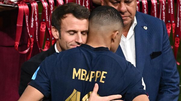 Cầu thủ Kylian Mbappe và Tổng thống Pháp Emmanuel Macron dự lễ trao giải FIFA World Cup ở Qatar. - Sputnik Việt Nam