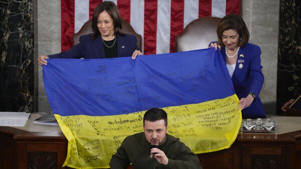 Tổng thống Zelensky tặng Phó Tổng thống Kamala Harris và Chủ tịch Hạ viện Nancy Pelosi và các nhà lập pháp Mỹ lá cờ Ukraine có chữ ký của binh lính ở Bakhmut, khi phát biểu tại phiên họp Quốc hội trên Đồi Capitol ở Washington. - Sputnik Việt Nam