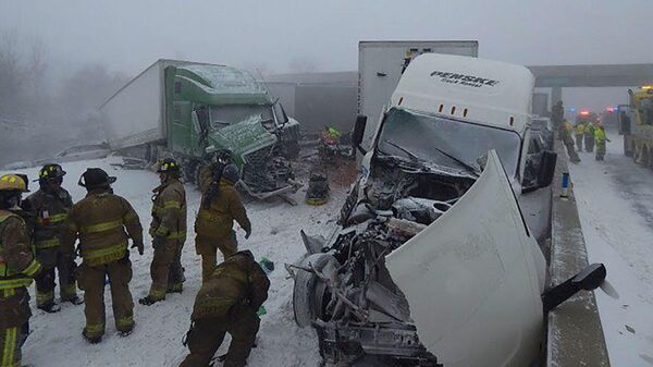 Hiện trường vụ tai nạn hàng loạt trên đường cao tốc đầy tuyết ở Ohio, Mỹ - Sputnik Việt Nam