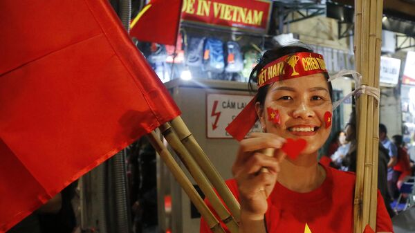 Женщина с вьетнамскими флагами - Sputnik Việt Nam