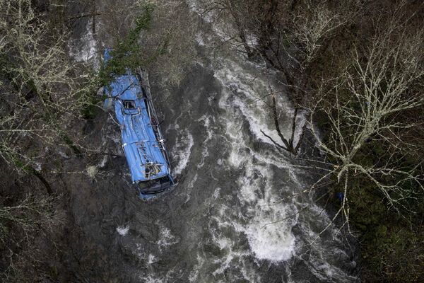 Đống đổ nát củachiếc xe buýt nằm dưới sông Leres, khiến 4 người thiệt mạng, 25/12/2022, Tây Ban Nha. - Sputnik Việt Nam