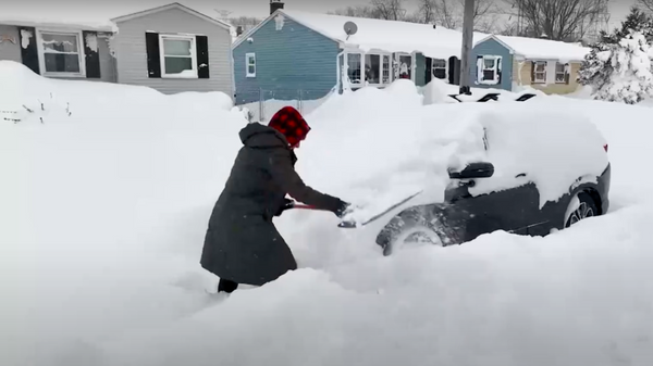 Cư dân Buffalo dọn tuyết khỏi xe và nhà sau cơn bão mùa đông nghiêm trọng - Sputnik Việt Nam