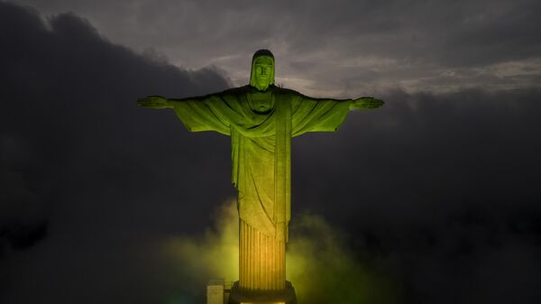 Bức tượng Chúa Cứu Thế thắp sáng màu quốc kỳ Brazil để tưởng nhớ cố huyền thoại bóng đá Pelé ở Rio de Janeiro, Brazil. - Sputnik Việt Nam