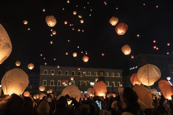 Mọi người thắp đèn lồng vào đêm Giáng sinh ở quảng trường trung tâm Athens, Hy Lạp. - Sputnik Việt Nam