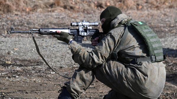 Binh sĩ Nga với khẩu súng bắn tỉa trong một cuộc tập trận.  - Sputnik Việt Nam
