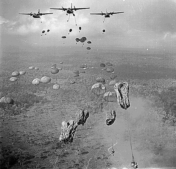 Lính Việt Nam Cộng hòa nhảy dù từ máy bay vận tải C-123 của Không quân Hoa Kỳ trong Chiến dịch Phi Hoa II, một cuộc tấn công chiến thuật vào tháng 3 năm 1963 chống quân kháng chiến ở phía nam tỉnh Tây Ninh. - Sputnik Việt Nam