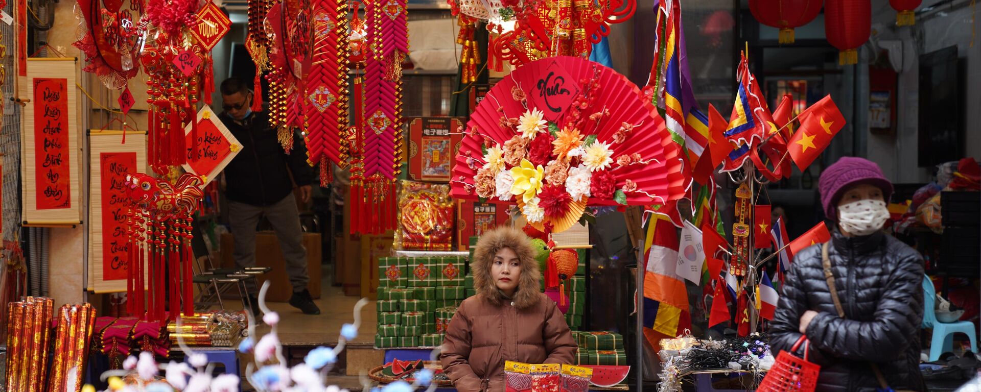Phố Hàng Mã rực rỡ bởi sắc đỏ, đa dạng mặt hàng trang trí, phục vụ người dân Thủ đô mua sắm, chơi Tết Nguyên đán Quý Mão  - Sputnik Việt Nam, 1920, 23.11.2023