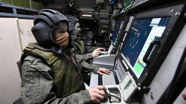 Các quân nhân Nga tại nơi làm việc của họ trên phương tiện điều khiển chiến đấu của lực lượng phòng không Nga (Phòng không) khi đang tấn công các mục tiêu của kẻ thù trên bầu trời khu vực Zaporozhye - Sputnik Việt Nam
