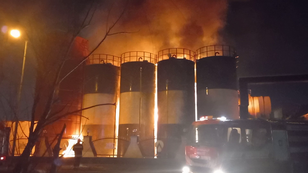 Cháy tại một nhà máy công nghiệp sản xuất dầu động cơ ở thành phố Azarshahr, Iran - Sputnik Việt Nam