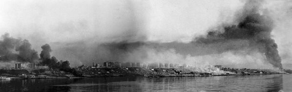 Toàn cảnh Stalingrad đang bốc cháy nhìn từ sông Volga. - Sputnik Việt Nam
